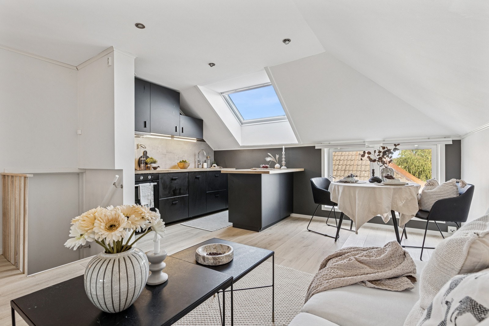 Gulvene er belagt med rengjøringsvennlig og slitesterkt høytrykkslaminat. Galleribilde