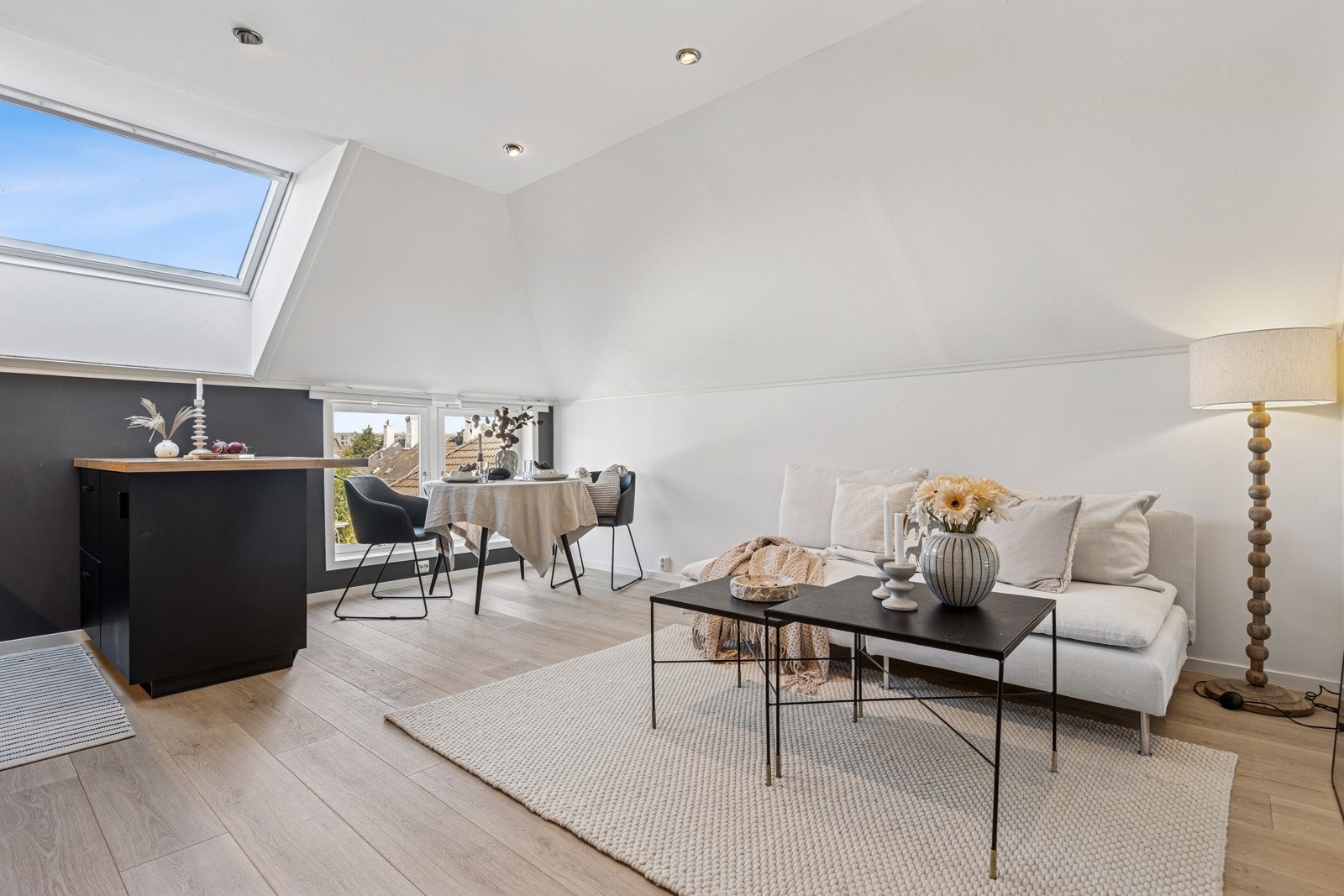 Proaktiv Eiendomsmegling v/Kenneth Vårvik har gleden av å presentere denne lekre leiligheten med glimrende beliggenhet på populære Møllenberg. Galleribilde