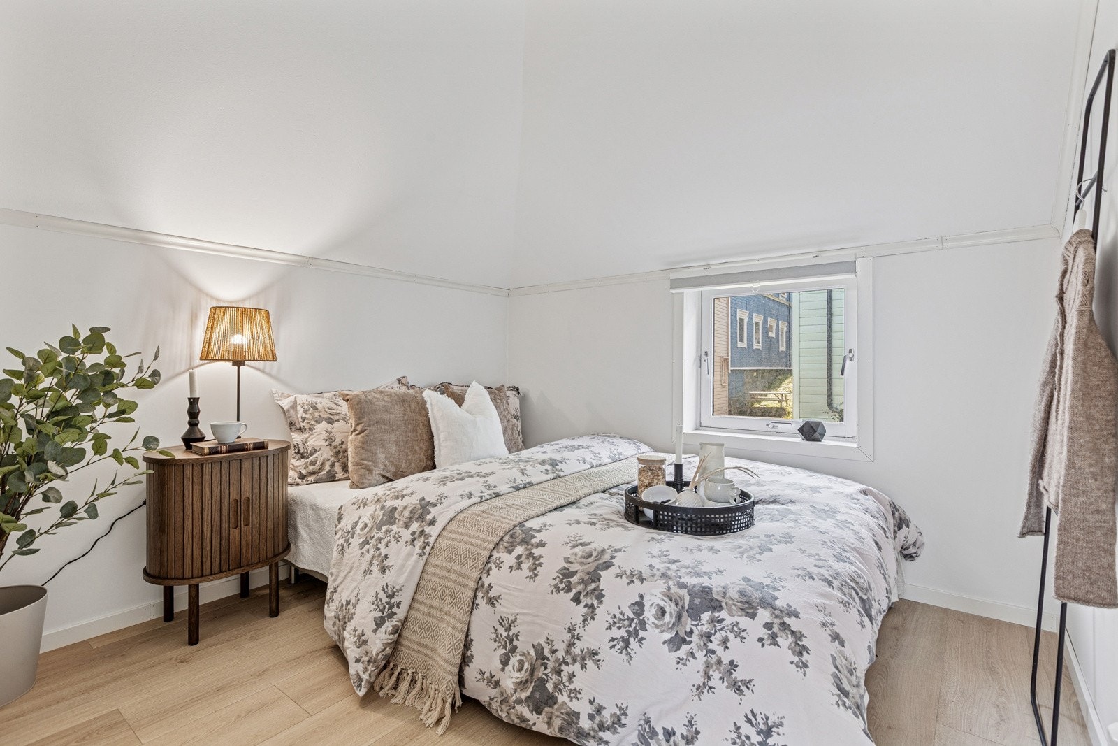 Flott soverom med seng (140 cm) som medfølger i handelen. Galleribilde