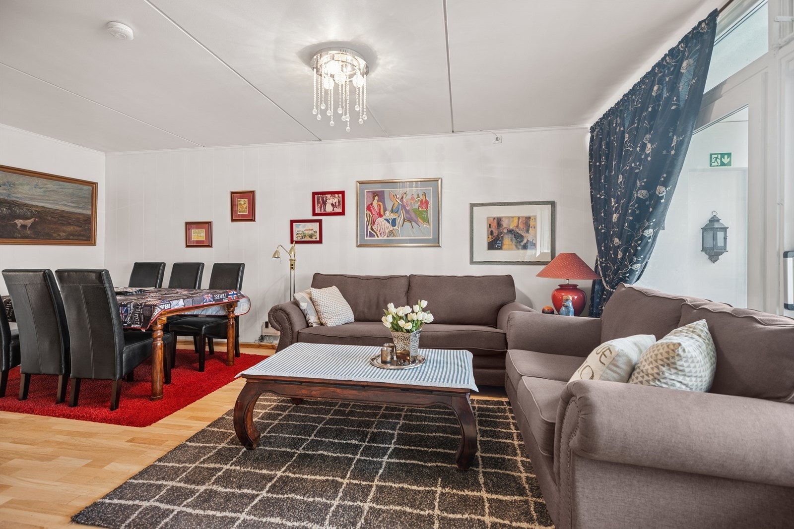 Leiligheten er lys 3-roms andelsleilighet i byggets 4. etasje. Galleribilde