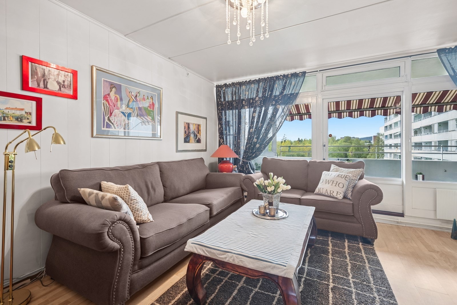 Lys og romslig stue med store vindusflater som slipper inn godt med naturlig lys. Galleribilde