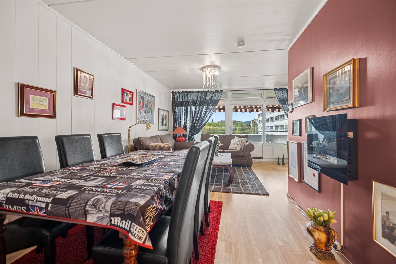 Stuen har plass til både sofagruppe og spiseplass og har utgang til balkongen. Galleribilde