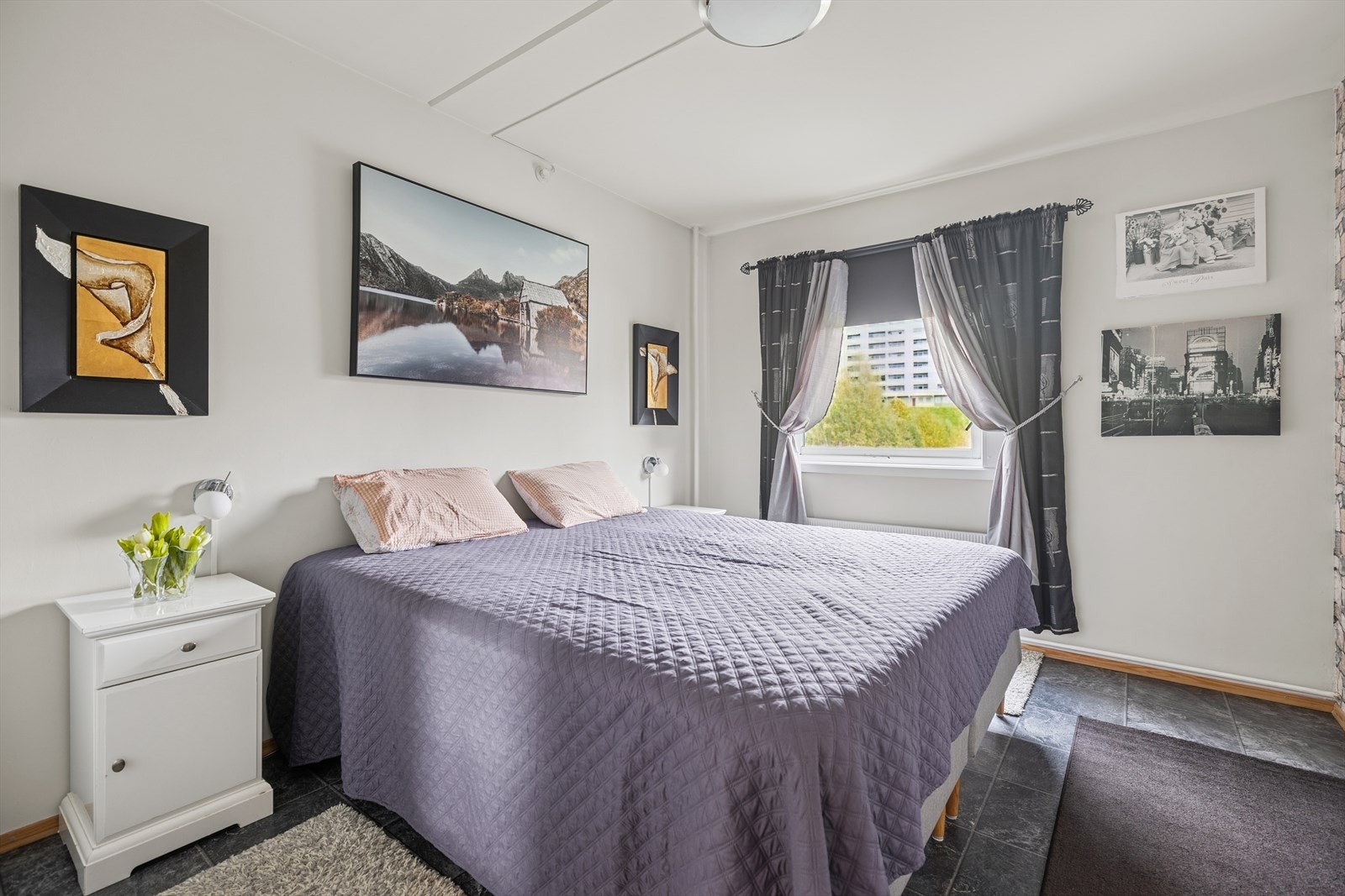 Lyst og innbydende hovedsoverom med god plass til dobbeltseng og nattbord - et rolig rom med fine farger og behagelig atmosfære. Galleribilde