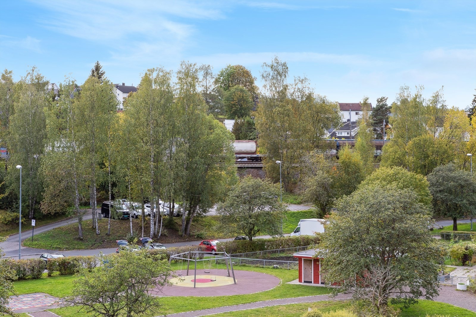 Barnevennlige uteområder med lekeplasser og flott utsikt. Galleribilde