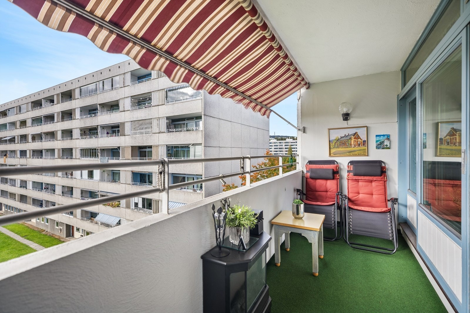 Fra stuen er det utgang til overbygd, vestvendt balkong på ca. 7 m² Galleribilde