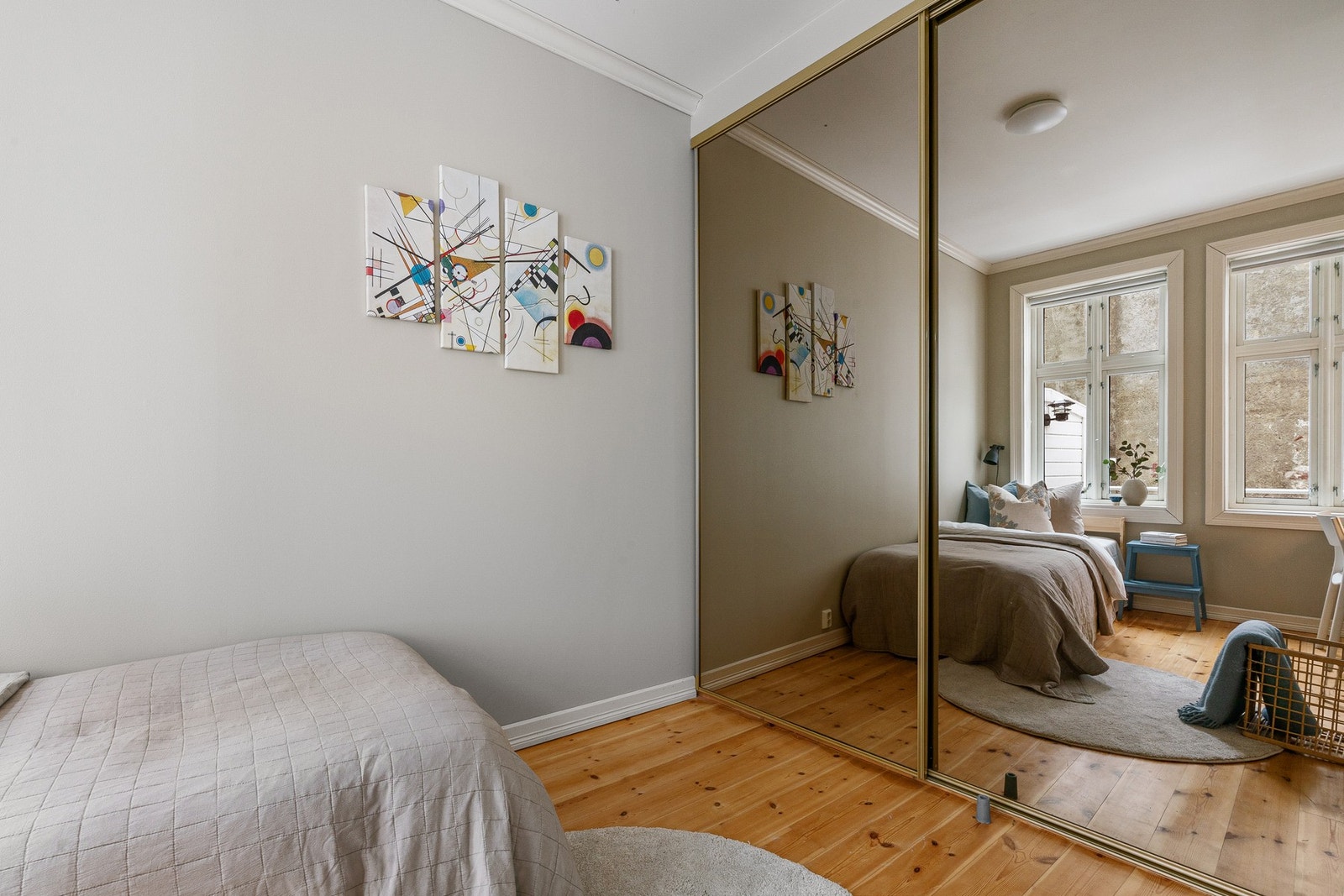 Dette soverommet har stor speilskyvedrøsgarderobe. Galleribilde