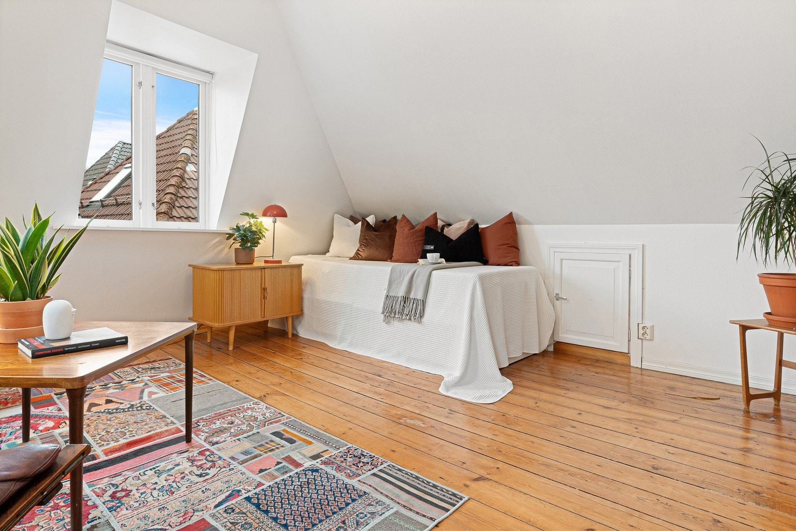 Rommene har god takhøyde og flere vinduer som gir optimale lysforhold. Galleribilde