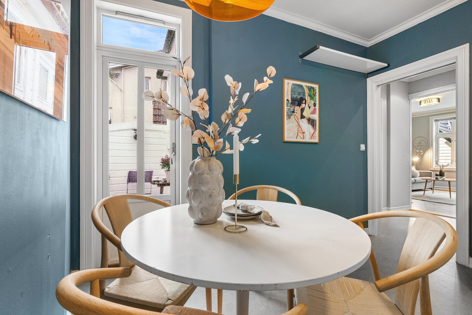 Fra kjøkkenet er det utgang til sørvendt altan - ny altandør fra 2010. Galleribilde