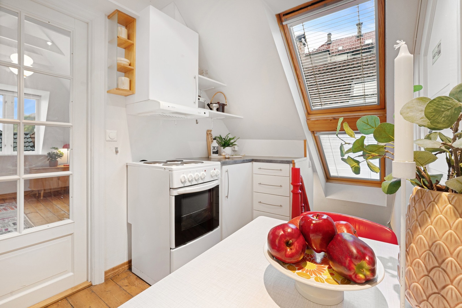 Funksjonelt kjøkken med spiseplass. Galleribilde