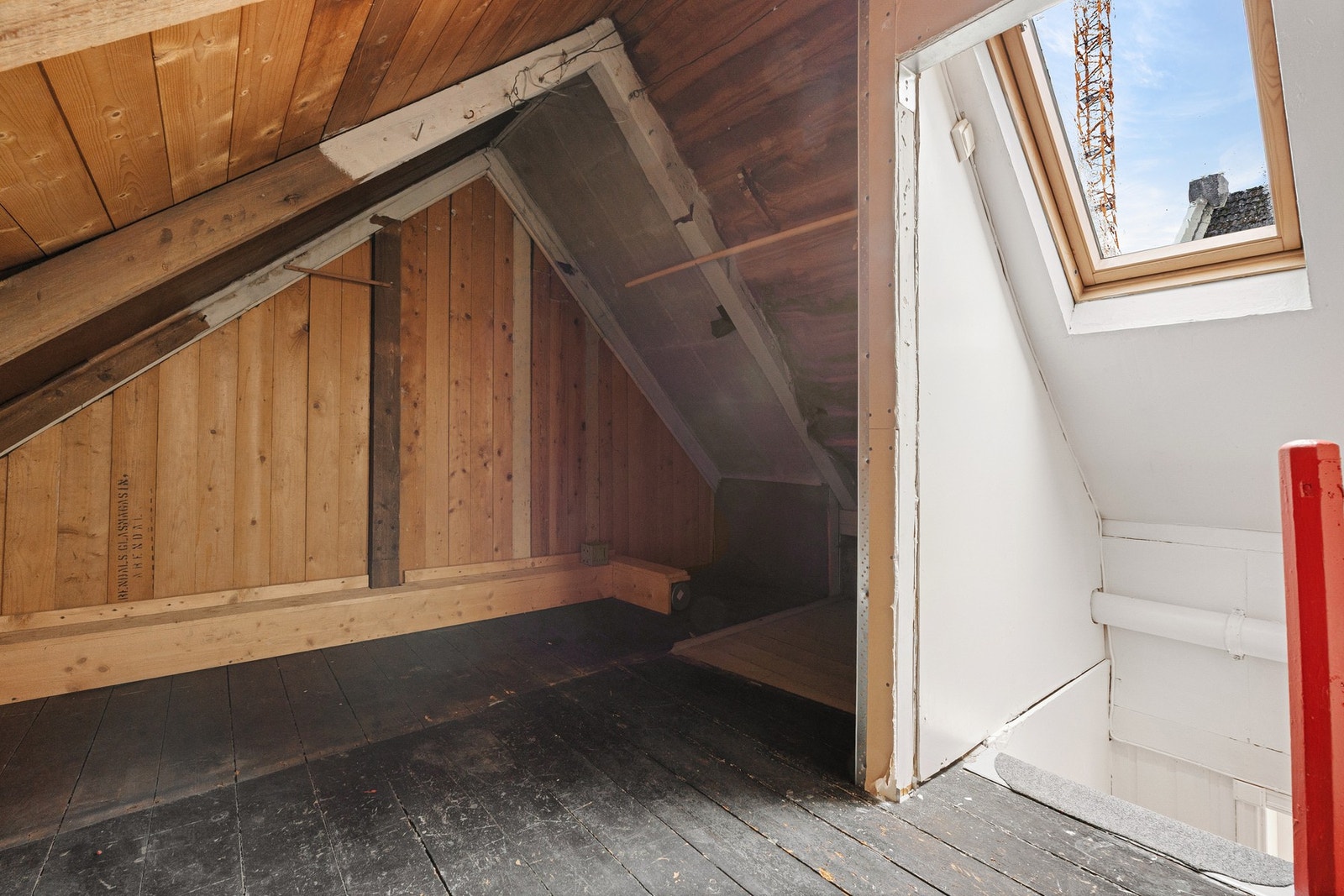 Denne delen av loftet har gulvflate på 19 m² - dette arealet er ikke målbart pga. lav takhøyde. Det er rømningsdør mellom denne delen av loftet og det innredede arealet på loftet samt egen trappesats ned til 2. etasje. Galleribilde