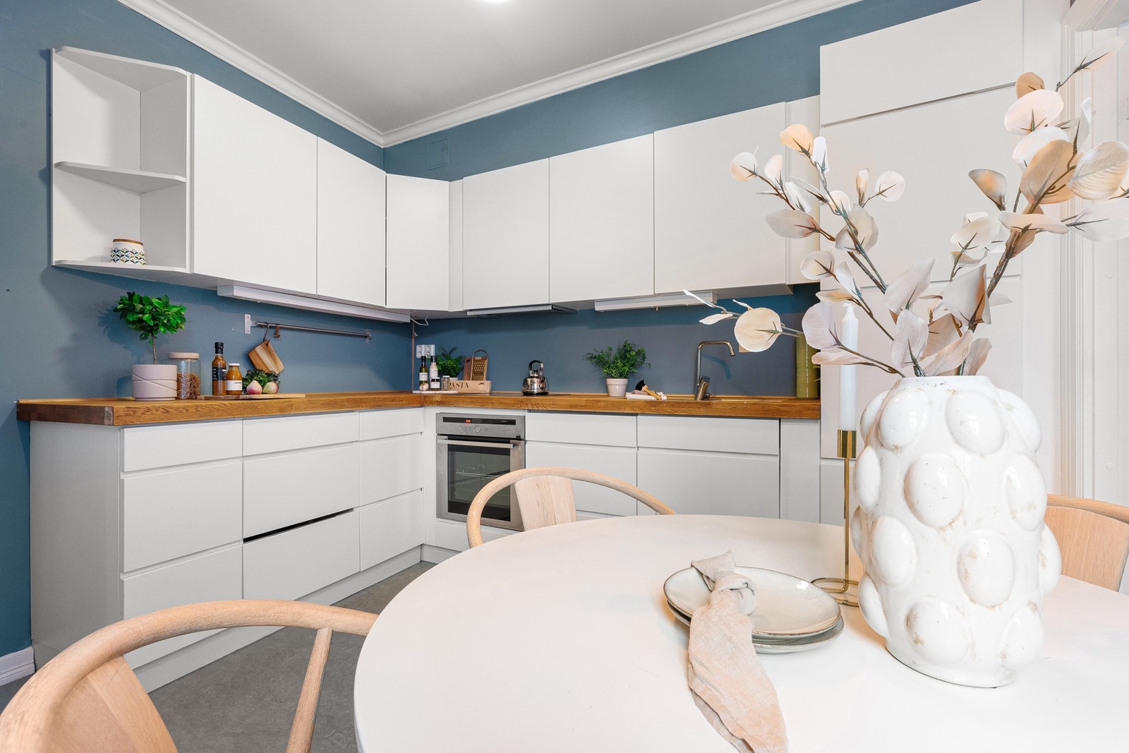 Innredningen har rikelig med skap- og benkeplass. Galleribilde