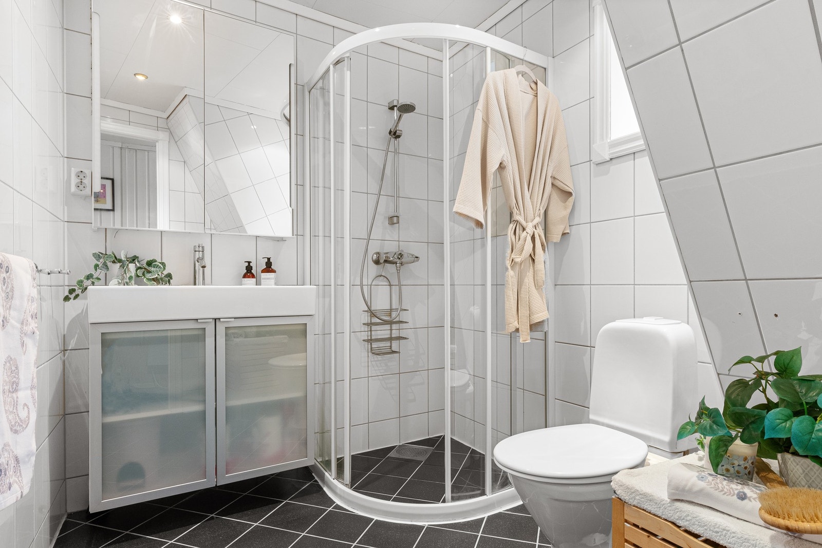 Bad og vaskerom ble oppusset i 2002/03. Vannrør ble fornyet i 2003. Galleribilde