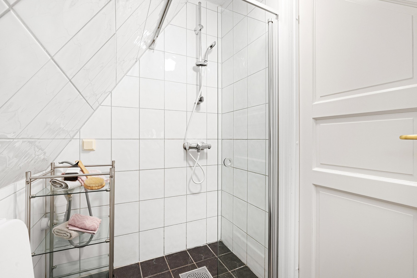 Baderommet har fliselagt gulv og vegger. Det er lagt varmekabler i gulvet. Galleribilde