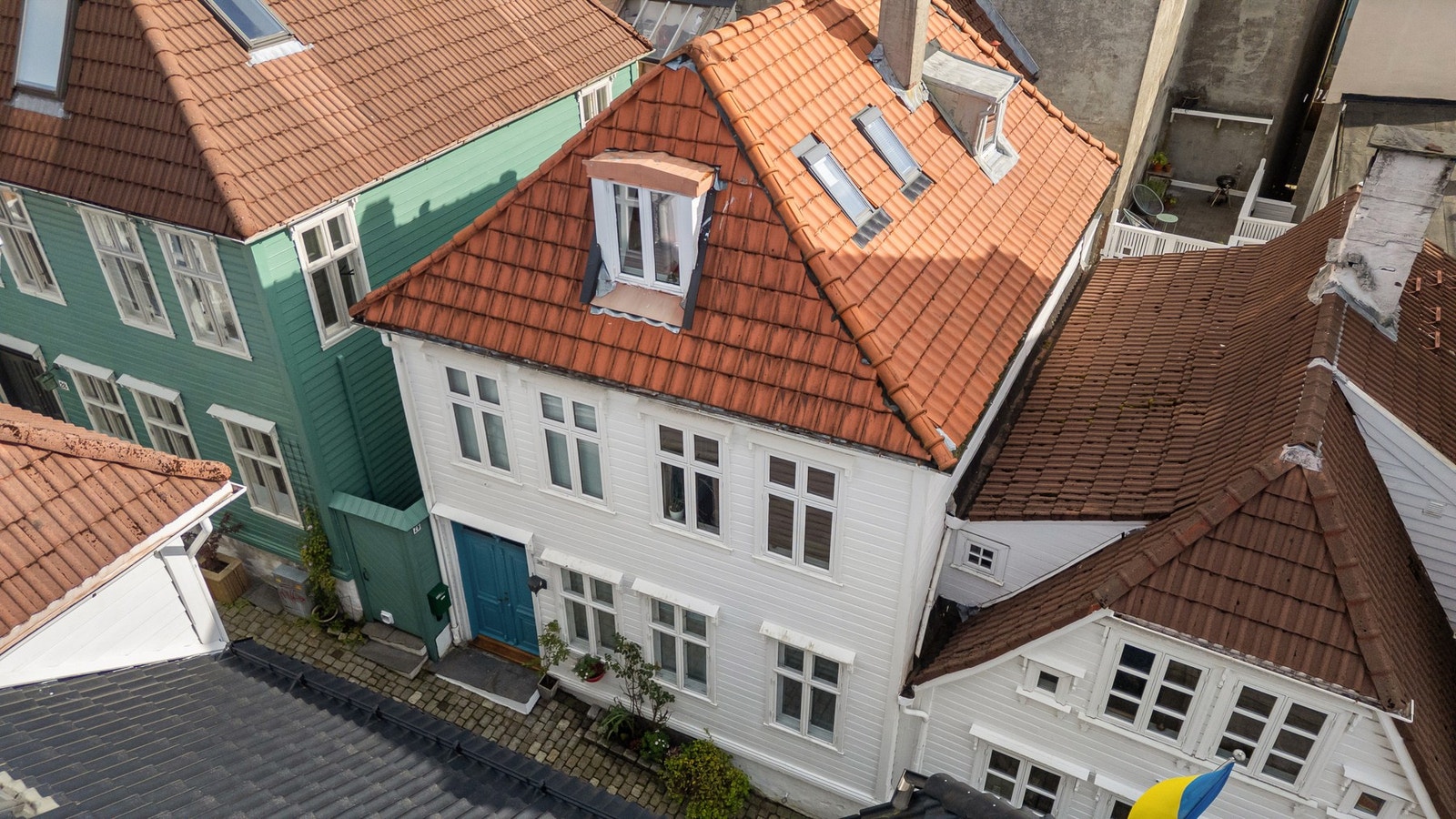 STILSIKKER TOPPLEILIGHET OVER TO ETASJER - LOFTSAREAL MED EGEN INNGANG SOM INNEHOLDER STUE/SOVEROM, KJØKKEN OG BAD/WC. Galleribilde