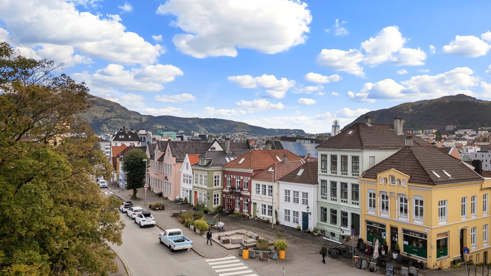 Åpent og luftig areal på oppsiden av smauet, like ved grøntarealet på Nordnes Galleribilde