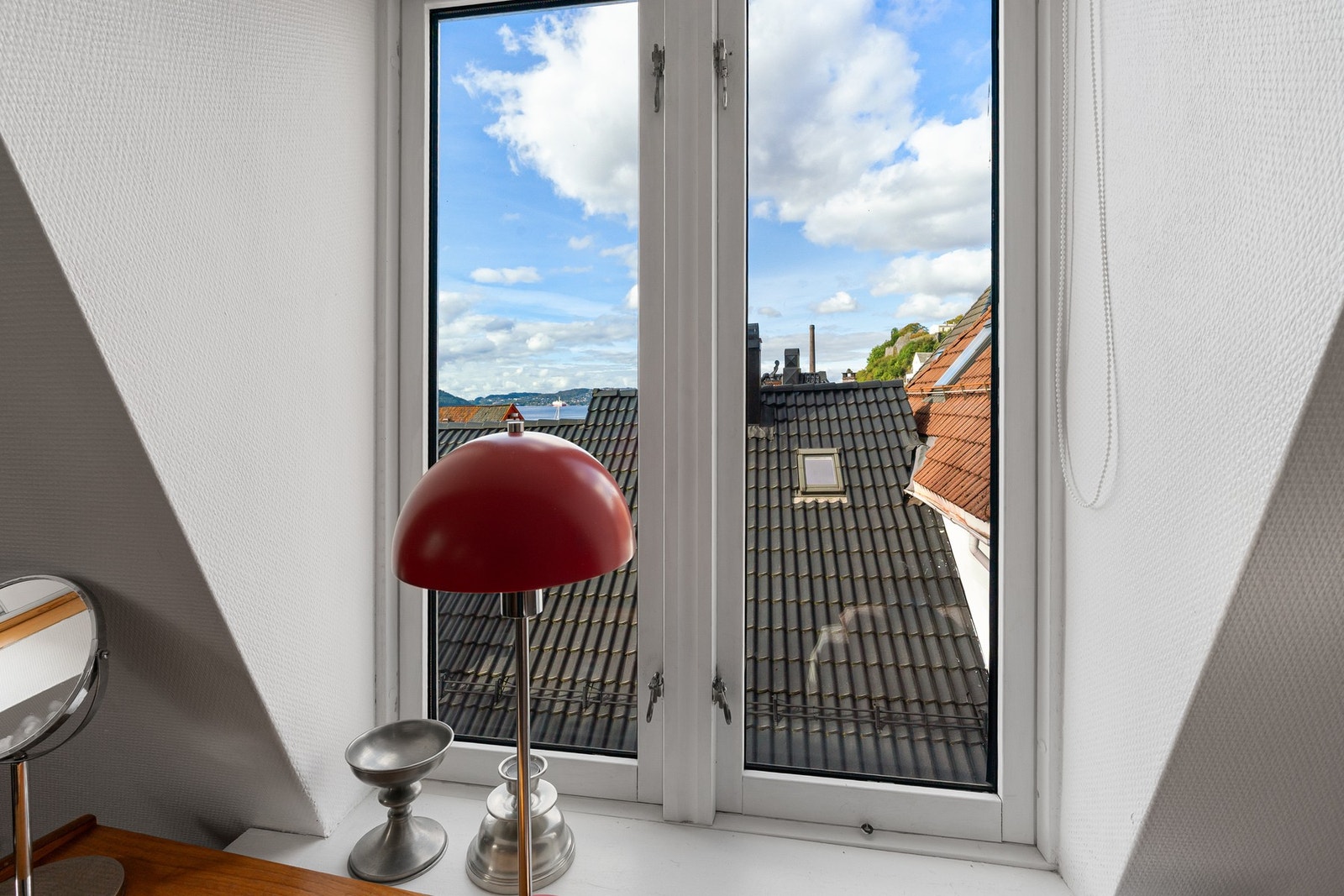 Det er etterisolert og lagt lydbøyler mellom 2. etasje og loftsetasjen. Galleribilde