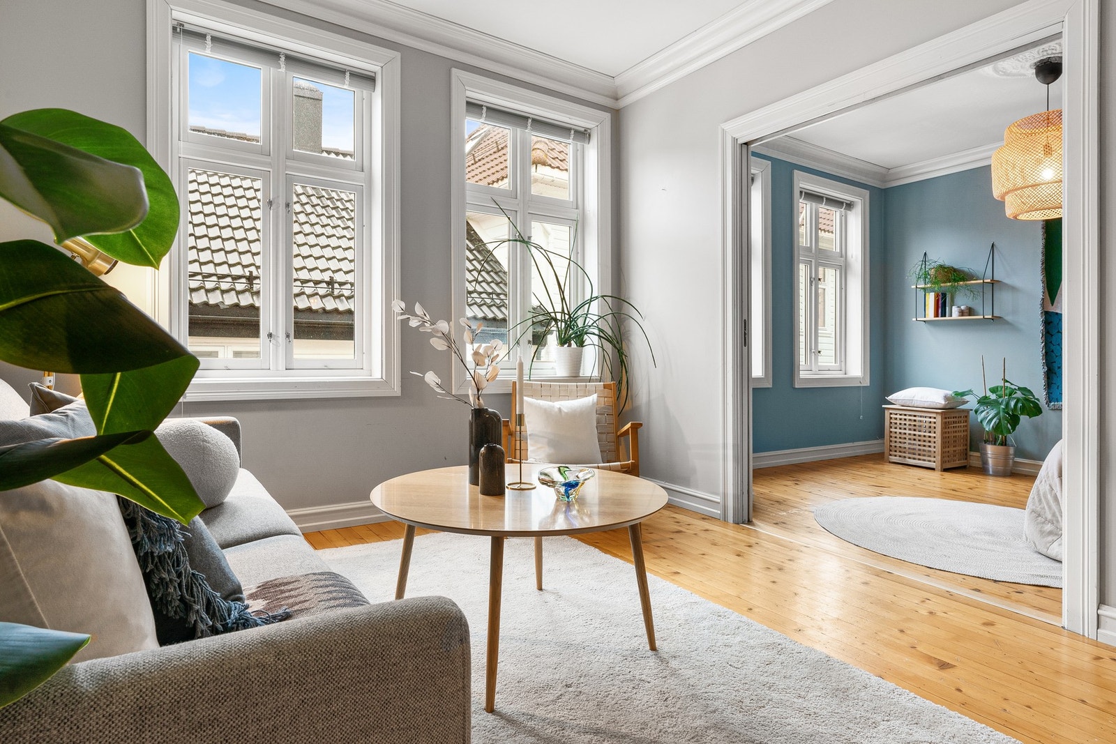 Lys og innbydende stue med store vindusflater og fine tregulv. Galleribilde