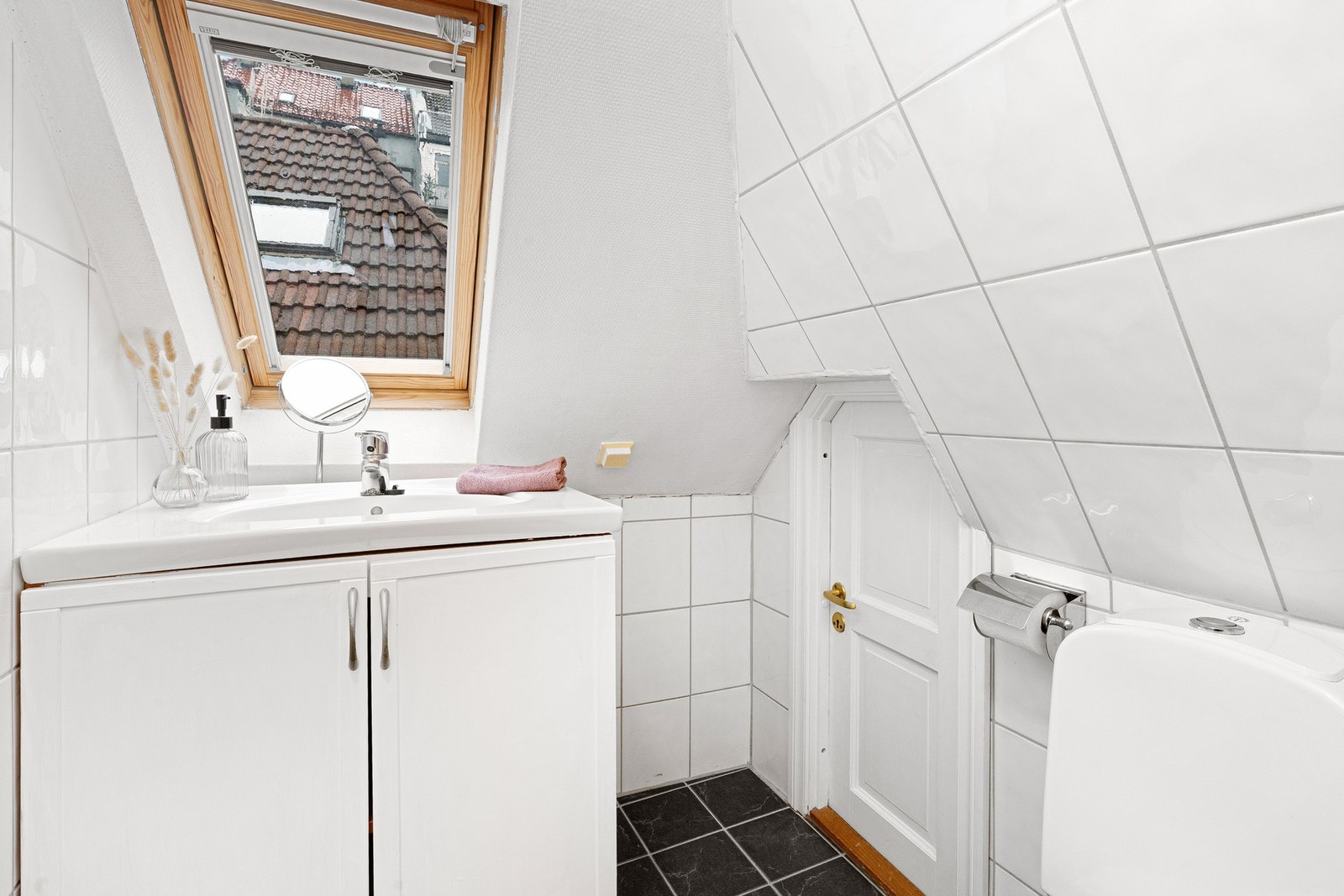 Innredning med skapplass. Rømingsdør fra badet til del av loftet som ikke er innredet. Fra det arealet er det egen trapp ned til 2. etasje Galleribilde