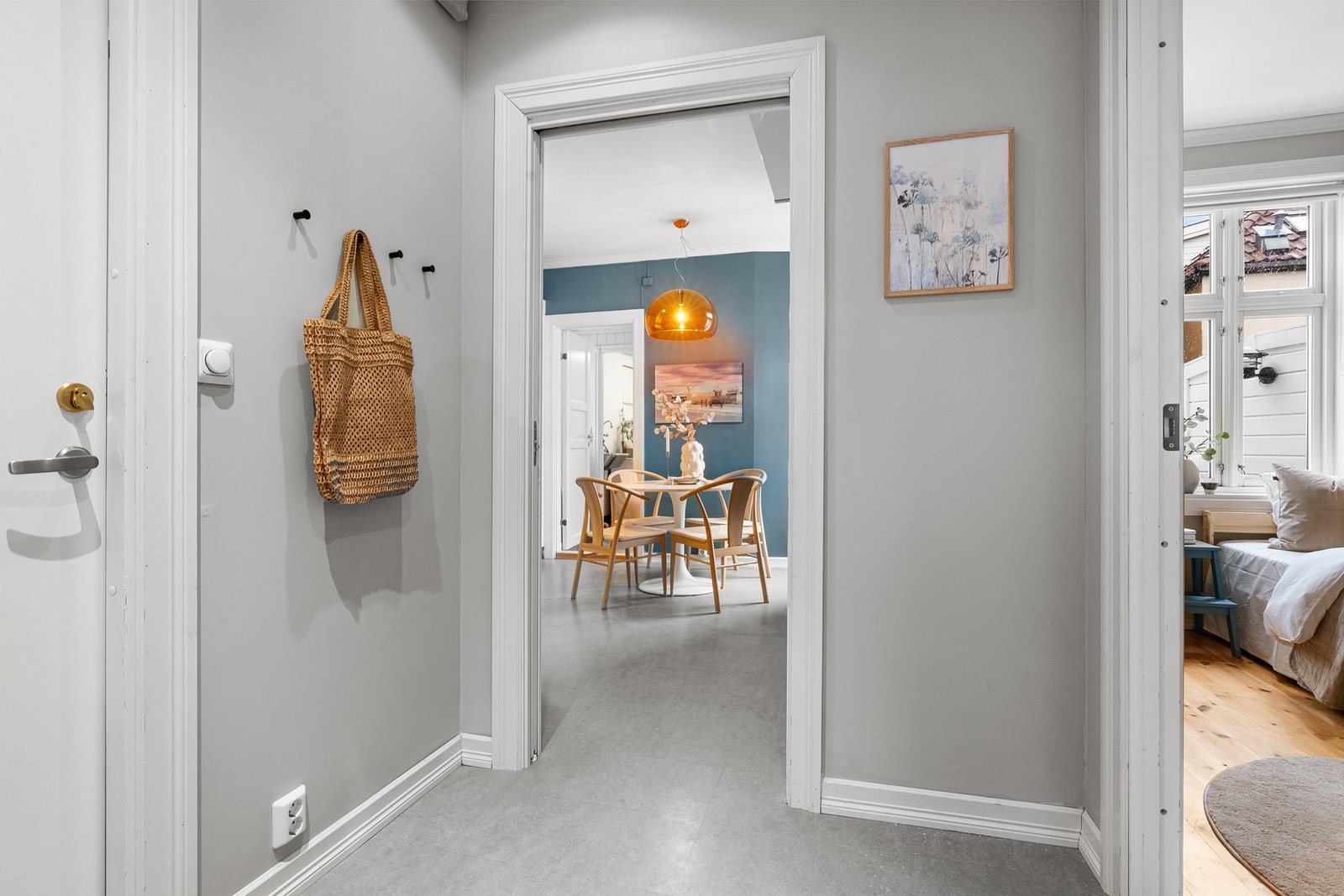 Romslig gang i 2. etasje med plass til sko og yttertøy. Det meste av overflater ble oppusset i 2008 i forbindelse med seksjonering av huset. Galleribilde