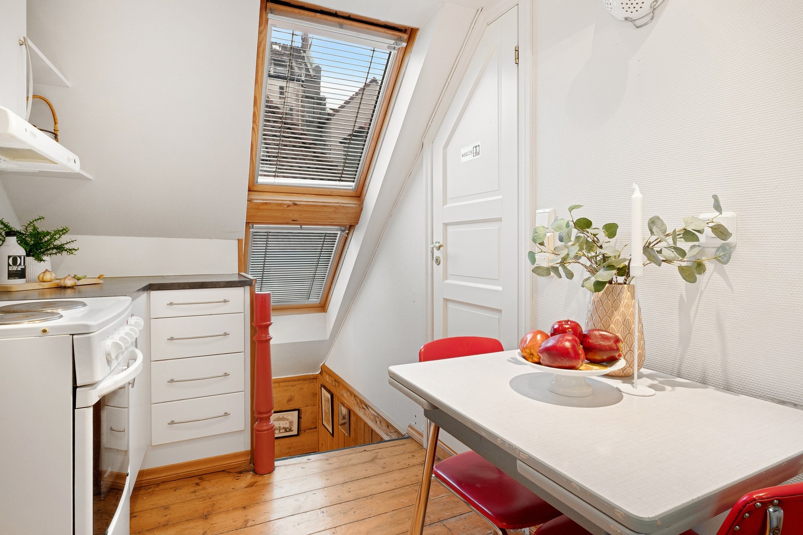 Takvinduer ved trappesatsen fra 2. etasje. Galleribilde