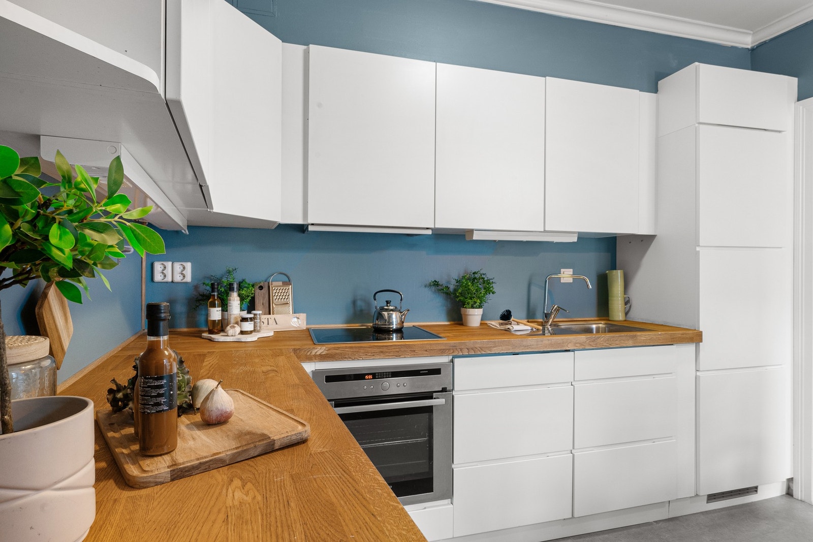 Det er integrerte hvitevarer som stekeovn, platetopp, oppvaskmaskin og kjøleskap med frys. Galleribilde