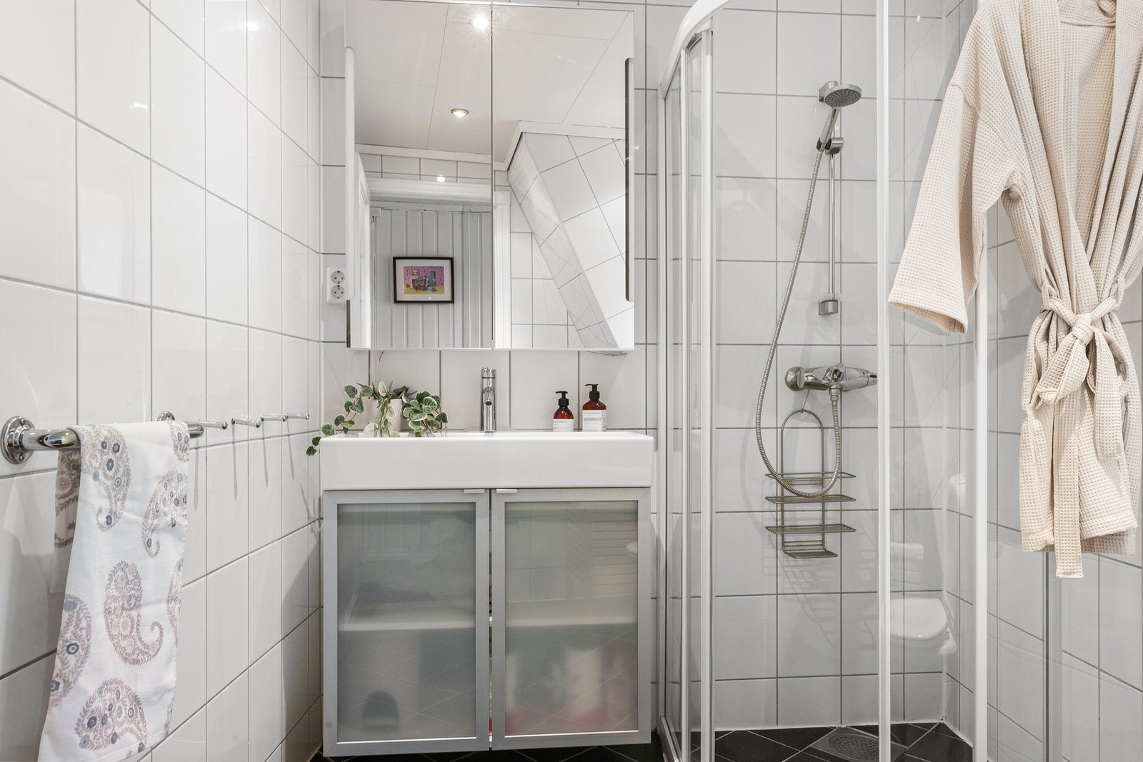 Badet har fliselagt gulv og vegger, varmekabler og innfelt downlights i taket. Galleribilde