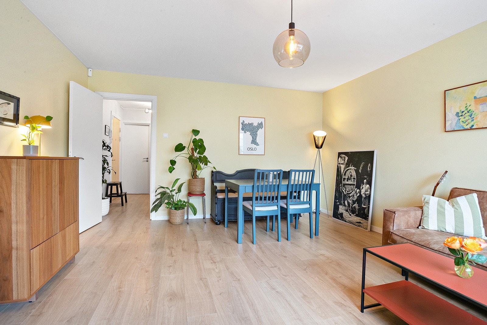 Lys og luftig stue med god plass til sofagruppe, spisebord samt øvrig møblement. Galleribilde