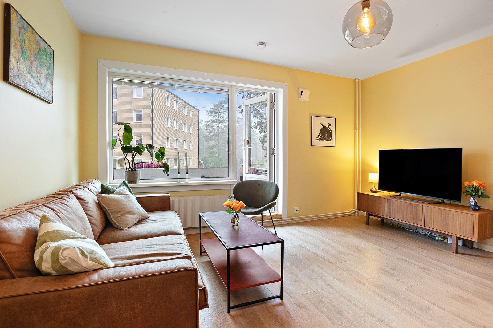 Store vindusflater som slipper inn naturlig lys til hele rommet. Vinduer ble utskiftet i 2019 i regi borettslaget. Galleribilde