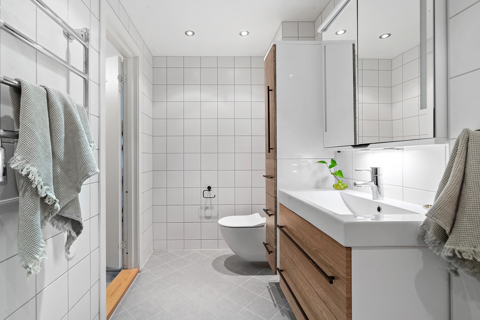 Stort og tiltalende bad med vannbåren gulvvarme fra 2014. Badet ble oppusset i 2014 av Sans Bygg på oppdrag fra borettslaget. Badet er utvidet ved at deler av kott i entré er innlemmet i baderommet. Galleribilde