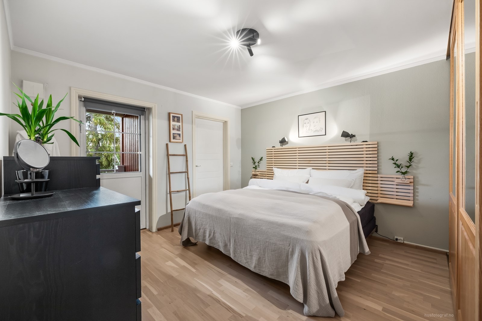 Hovedsoverommet har plass til dobbeltseng og nattbord på hver sin side. Galleribilde