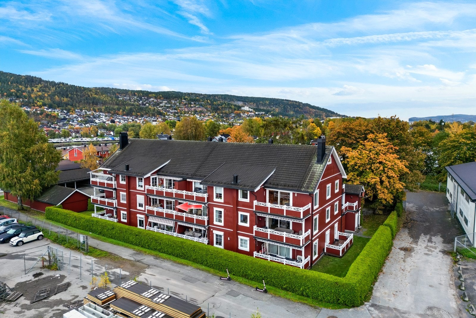 Nærmeste holdeplass for buss ligger i umiddelbar nærhet. Galleribilde