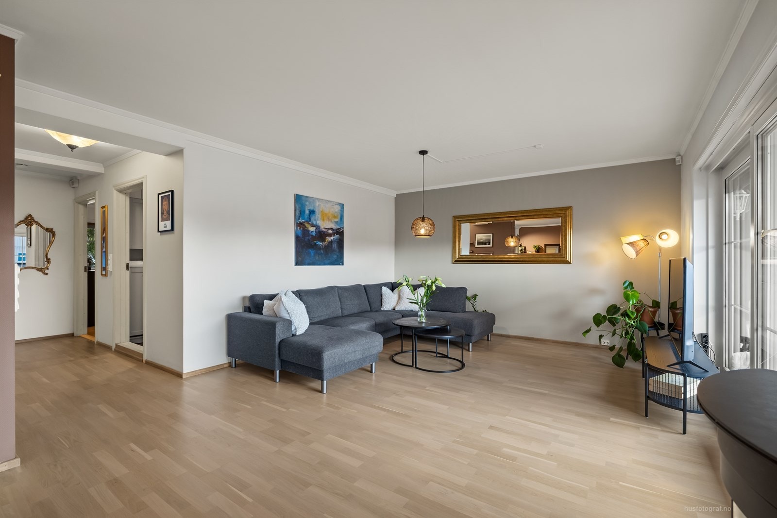 Her er det lyse malte vegger og tak og parkett på gulvet. Galleribilde