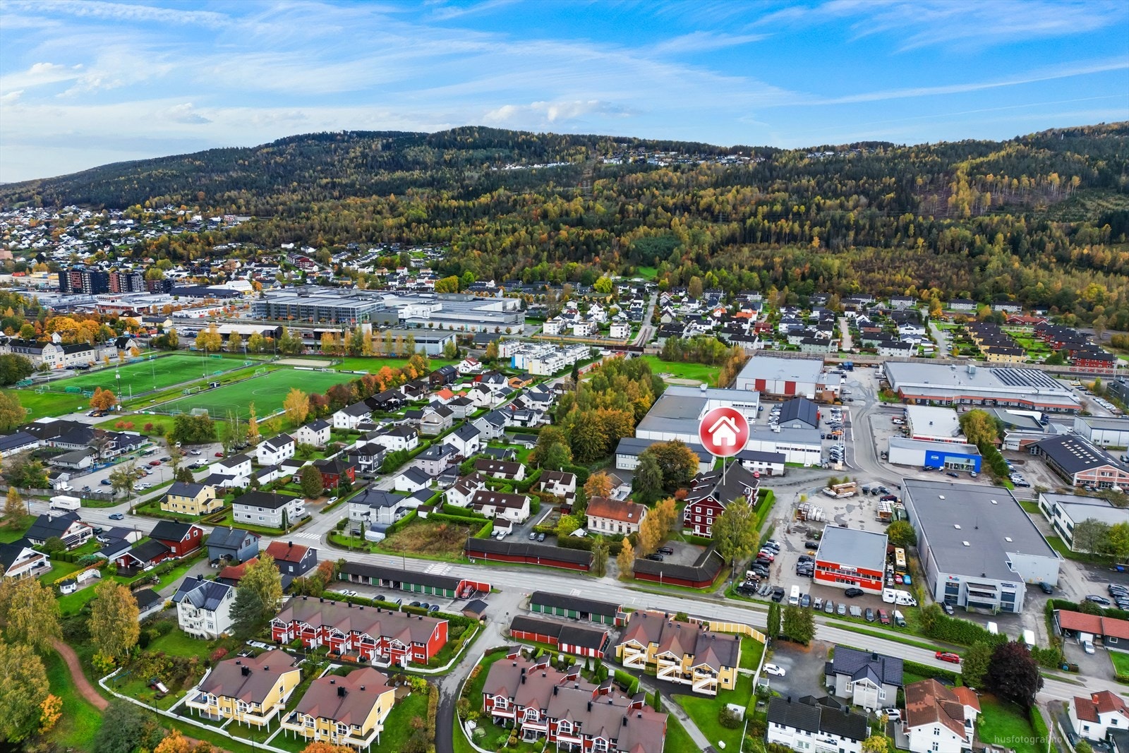 Fra boligen er det kun en kort spasertur til Gulskogen senter som huser ca. 120 virksomheter i en blanding av kjente butikker, ulike servicebedrifter, helseforetak og uformelle restauranter. Galleribilde