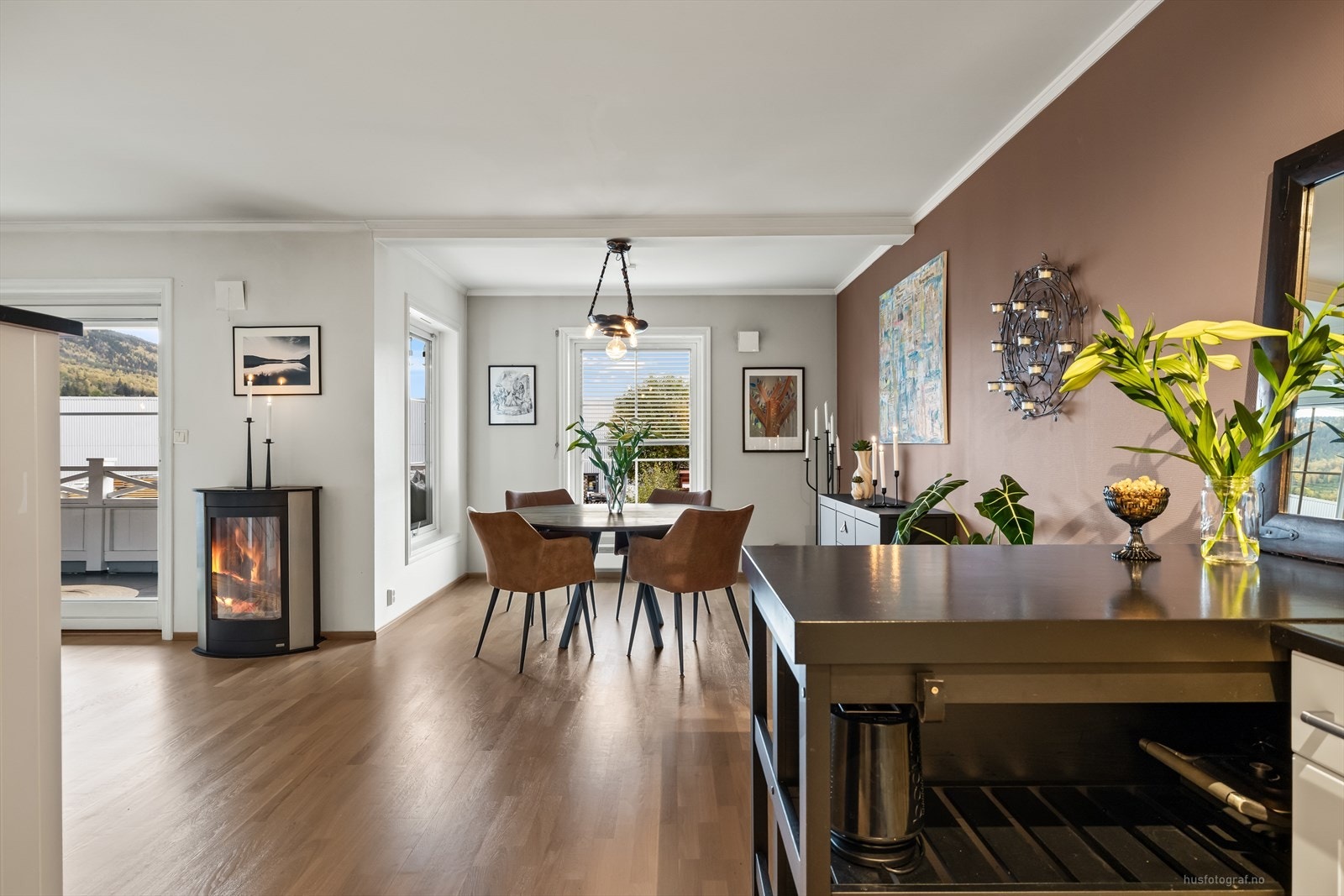 Delikat stue med en moderne gasspeis, sov varmer godt. Galleribilde