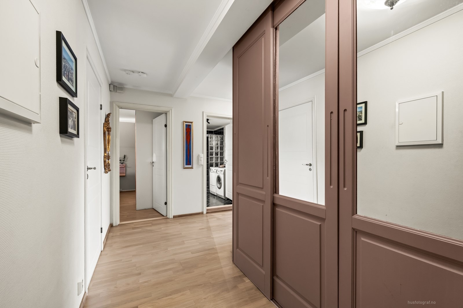 Fra gangen er det inngang til soverom og bad. Galleribilde