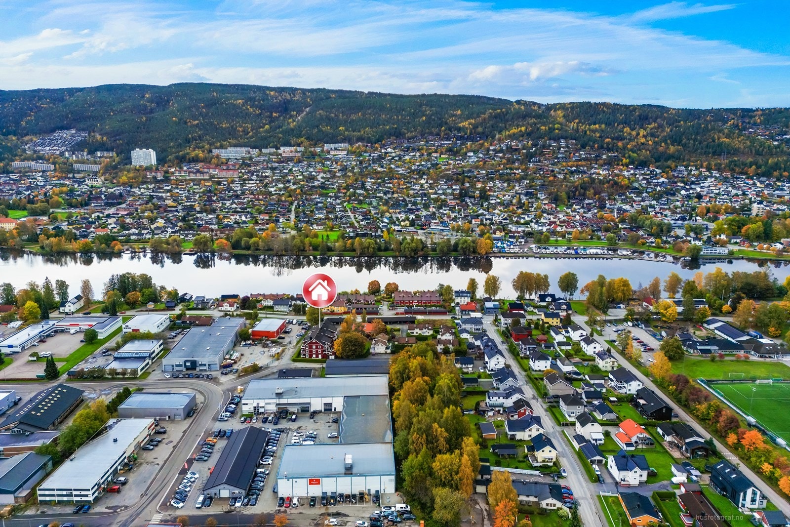 Det er lagt flotte gang- og sykkelveier langs Drammenselva, med promenade på begge sider inn forbi sentrum. Sølfastøya har nydelige rekreasjonsområder med blant annet lekeplass, fiske- og badeplass. Galleribilde
