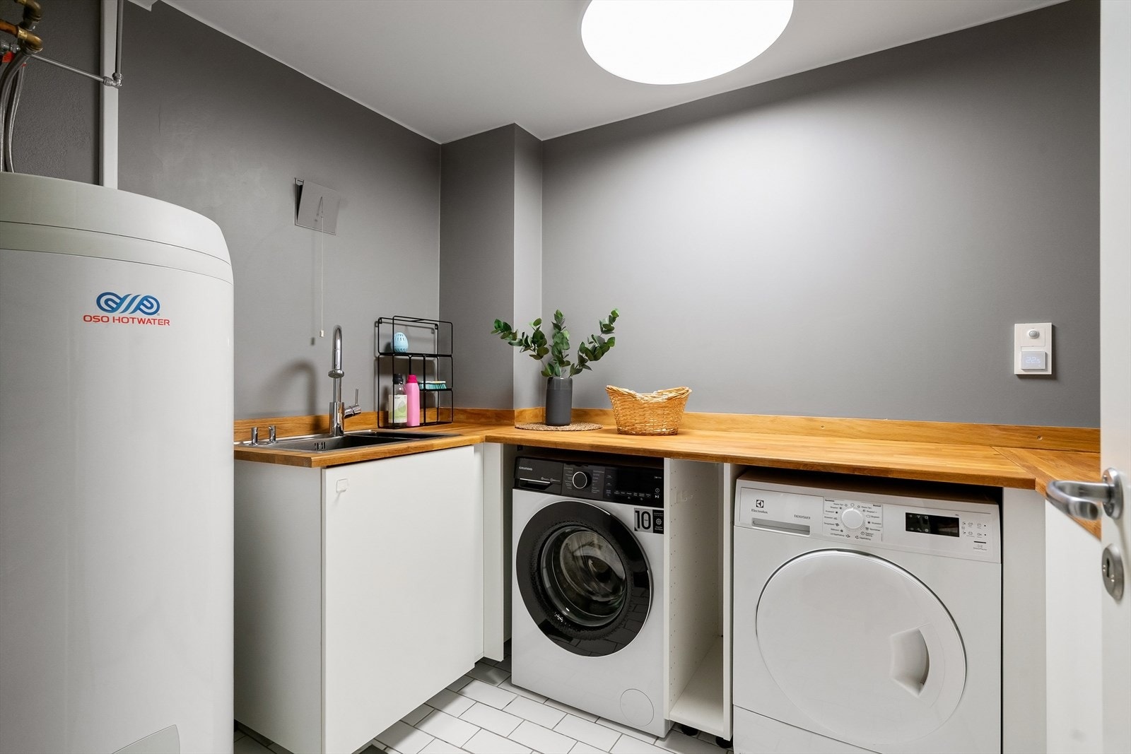 Vaskerom med bereder på 300 liter fra 2021, oppvaskkum og opplegg til vaskemaskin Galleribilde