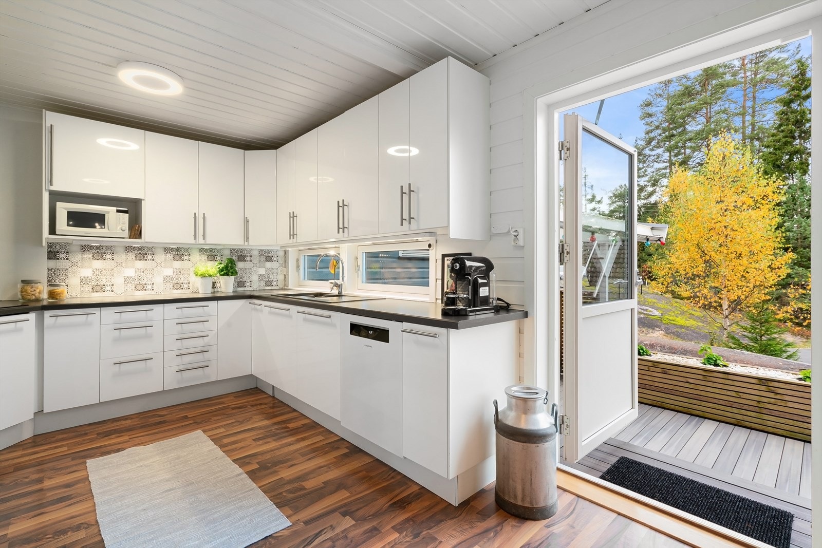 Kjøkkeninnredning fra 2007 med integrert komfyr og induksjonstopp. Det er induksjonstopp fra 2024, og nyere oppvaskkum/blandebatteri. Ventilator med kullfilter fra 2025 Galleribilde