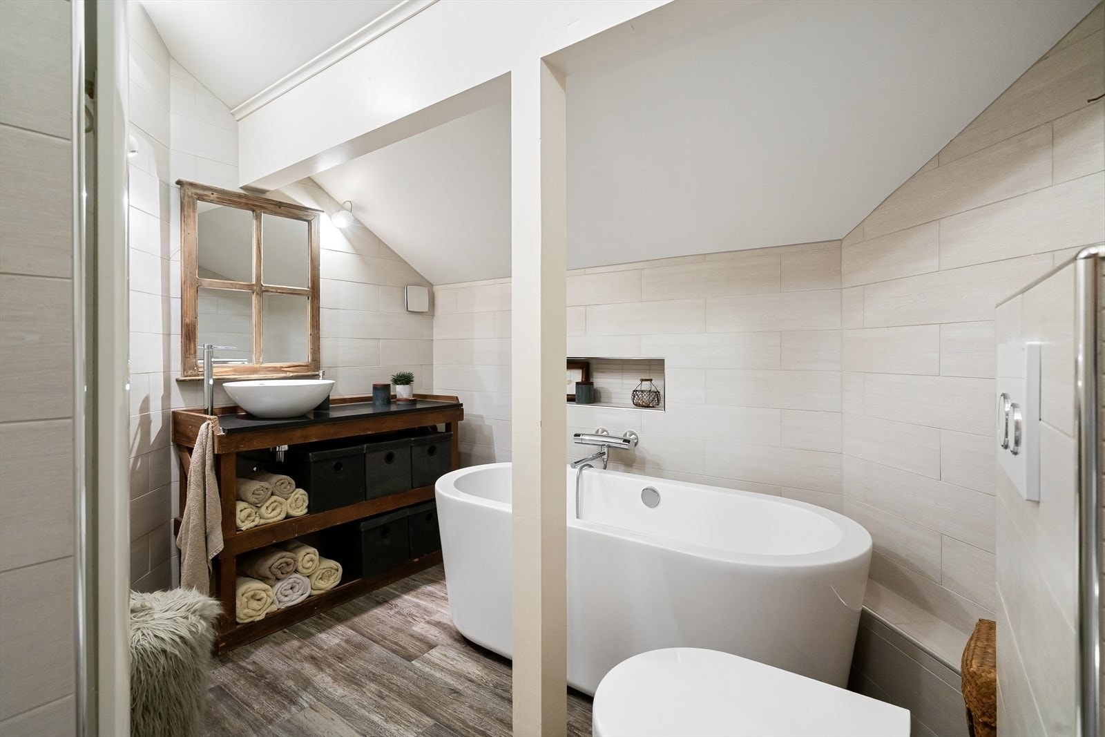 Bad i 2.etasje fra 2013 med veggmontert wc, servant og badekar Galleribilde