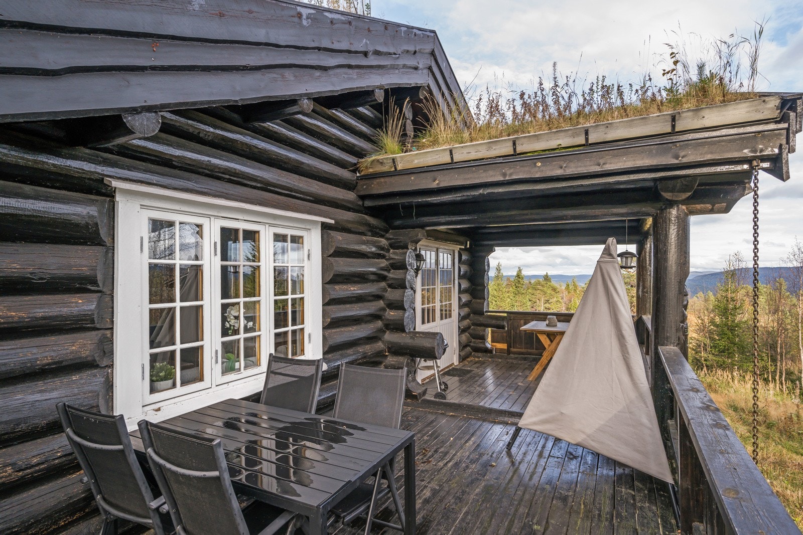 Uteplassen på sommeren Galleribilde