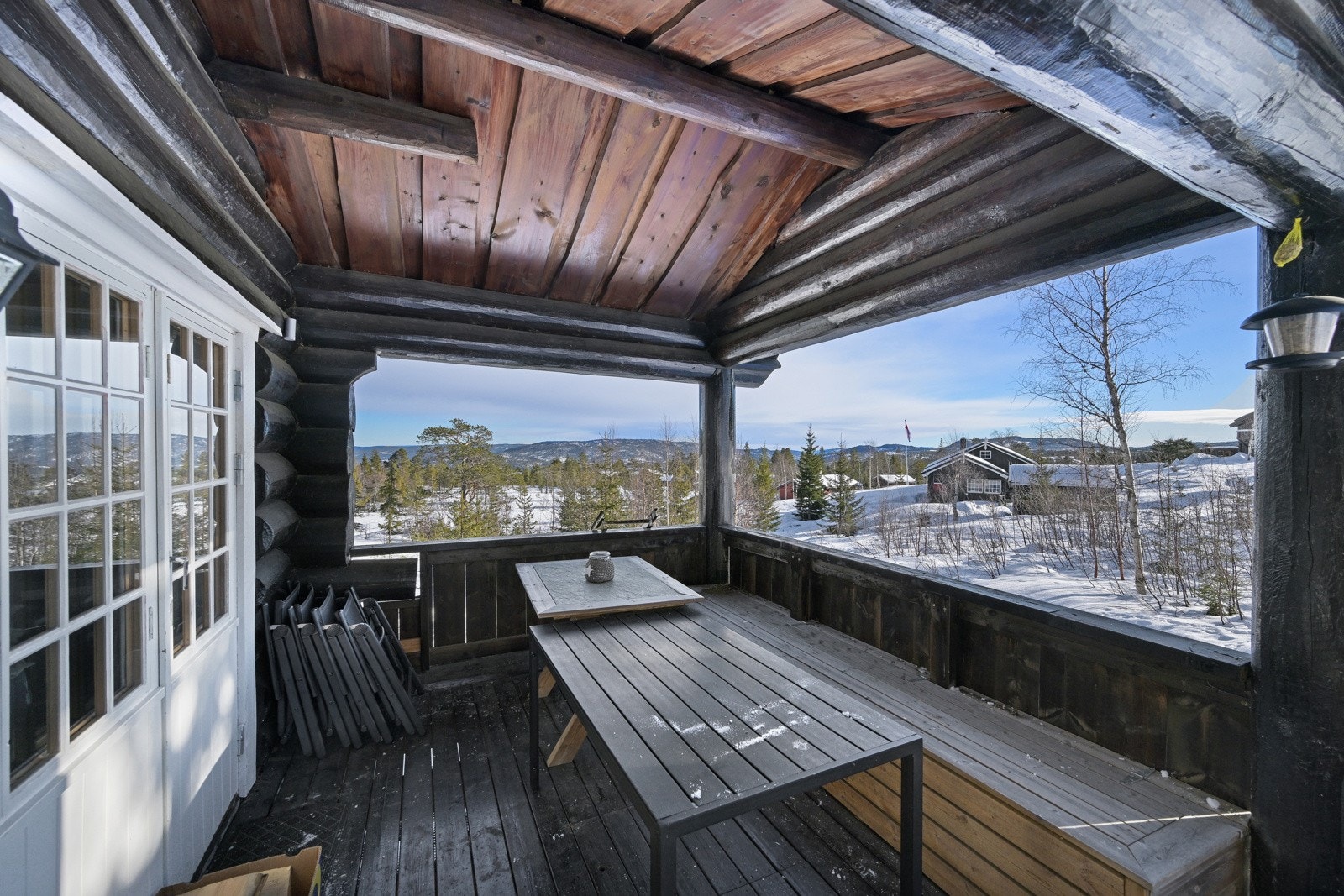 En stor og solrik veranda med mange flotte uteplasser som hele familien kan nyte. Galleribilde