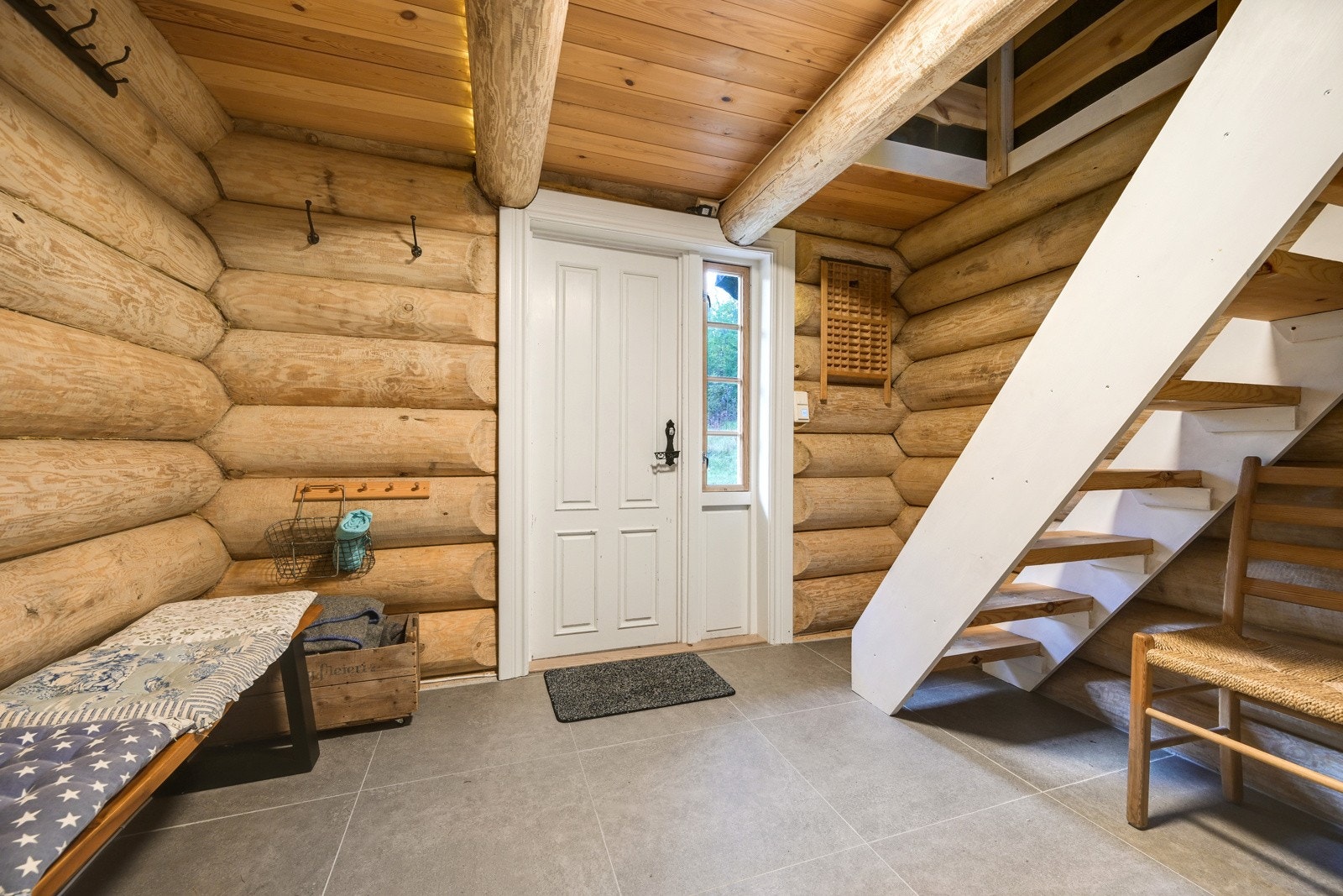 Romslig flislagt entrè med god plass for å ta av seg ytterbekledning Galleribilde