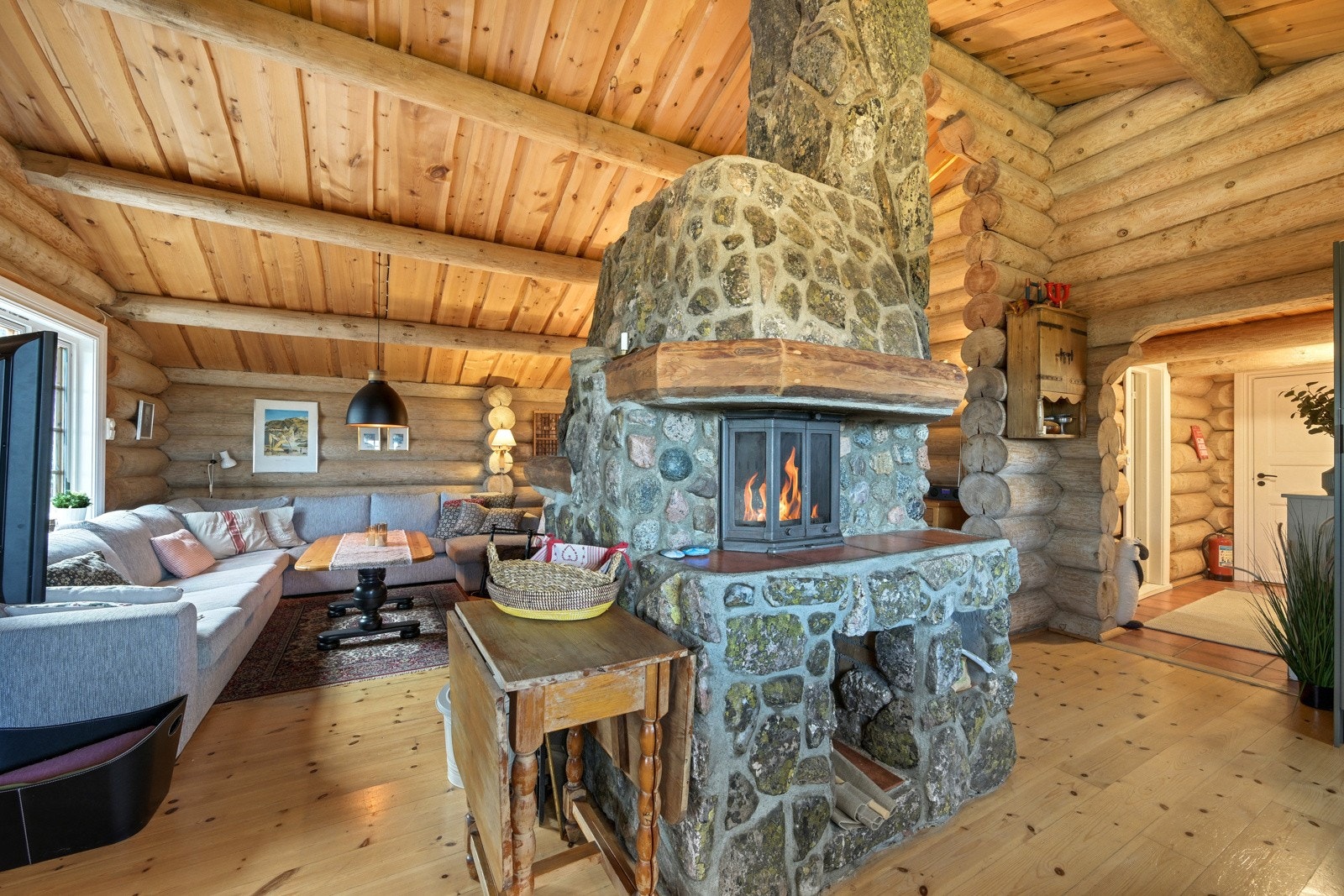 Stuen er hyttens midtpunkt. Det er høyt under taket og plass for flere sitte grupper. Galleribilde