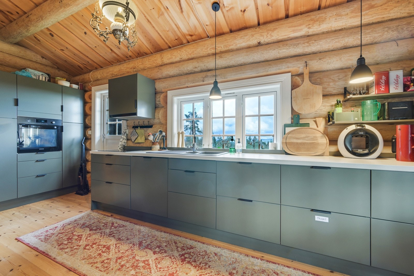 Godt med benke- og skapplass på kjøkkenet! Galleribilde