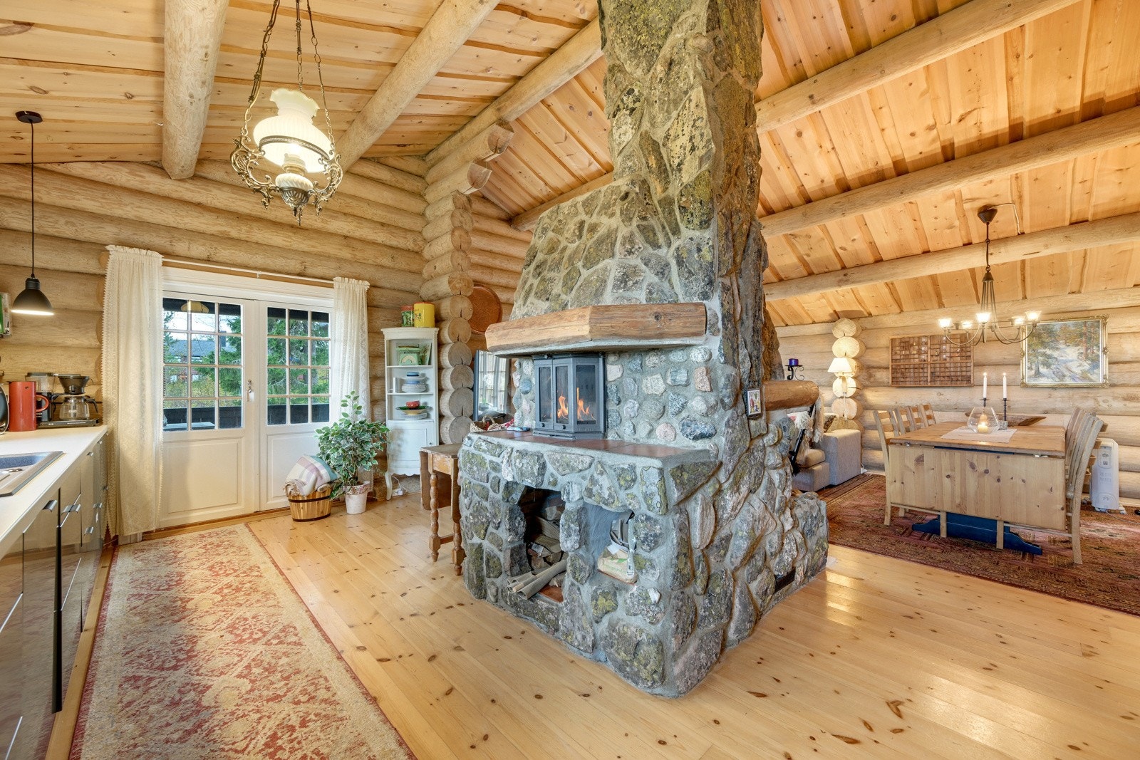 En stor peis som er klar for å bli tatt i bruk nå når vinteren nærmer seg Galleribilde