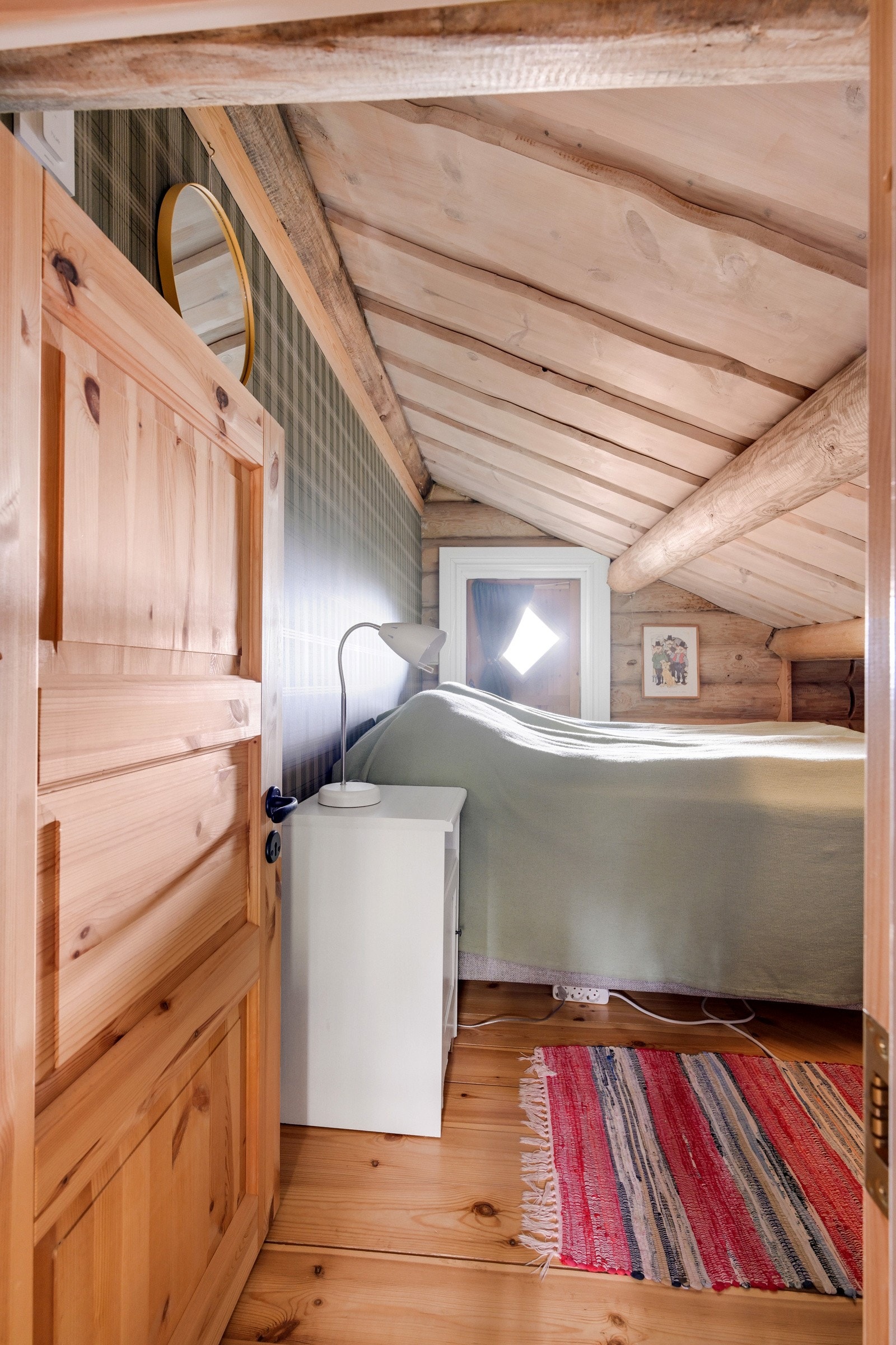 Lavt under taket. Her er det også utgang til en hyggelig veranda med utsikt Galleribilde