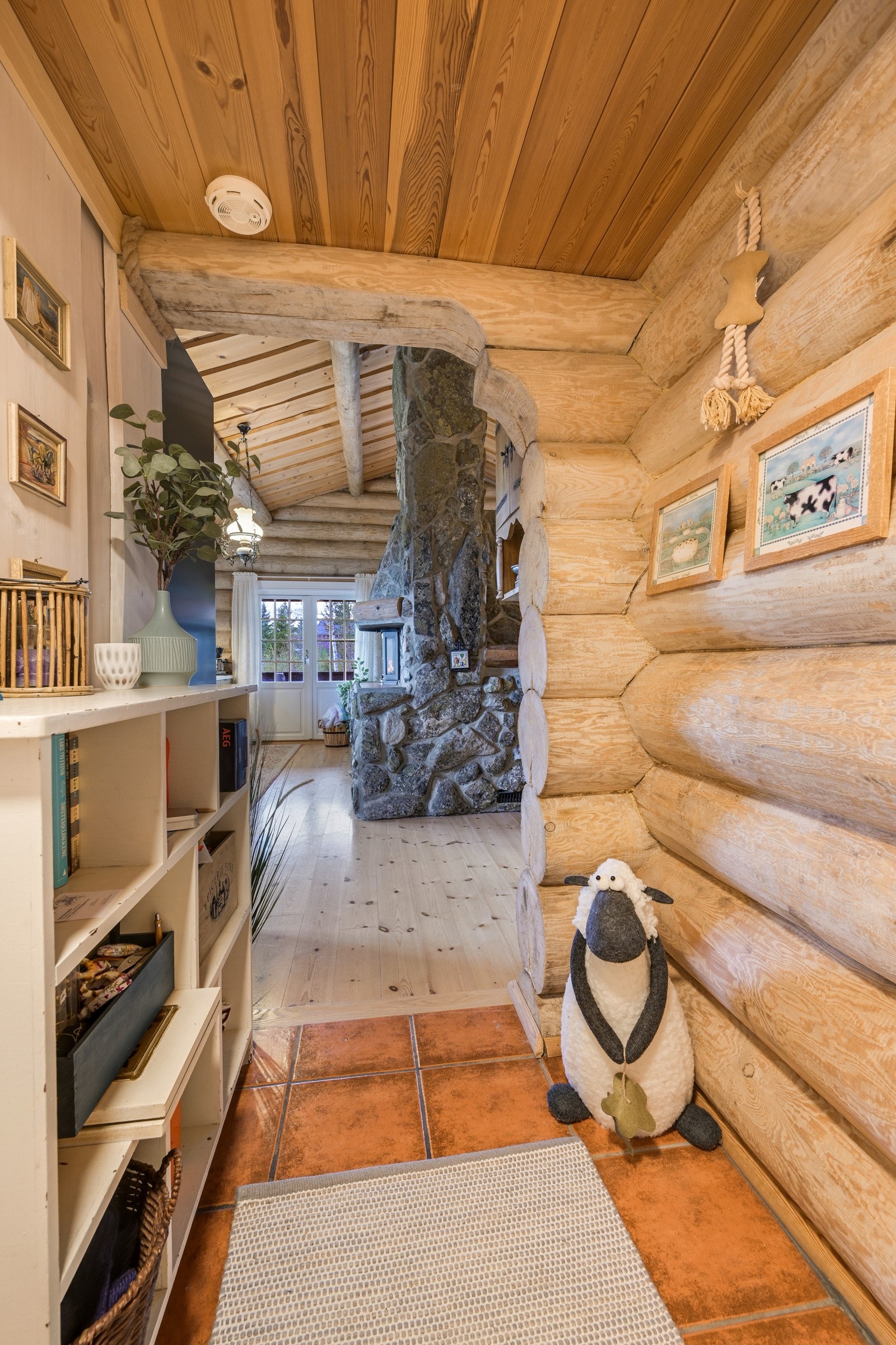 Velkommen inn i denne sjarmerende tømmerhytta Galleribilde