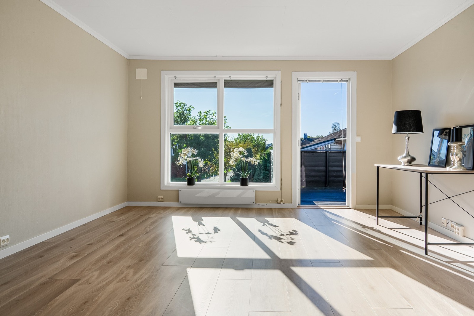 Leilighetens verandadør og vinduer er fra 2021. Galleribilde