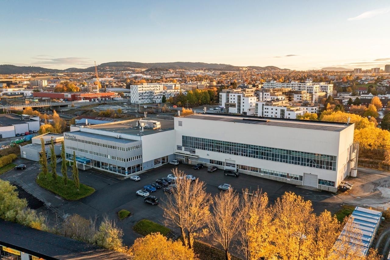 Fasade, lokalene vender mot parkeringsplass Galleribilde