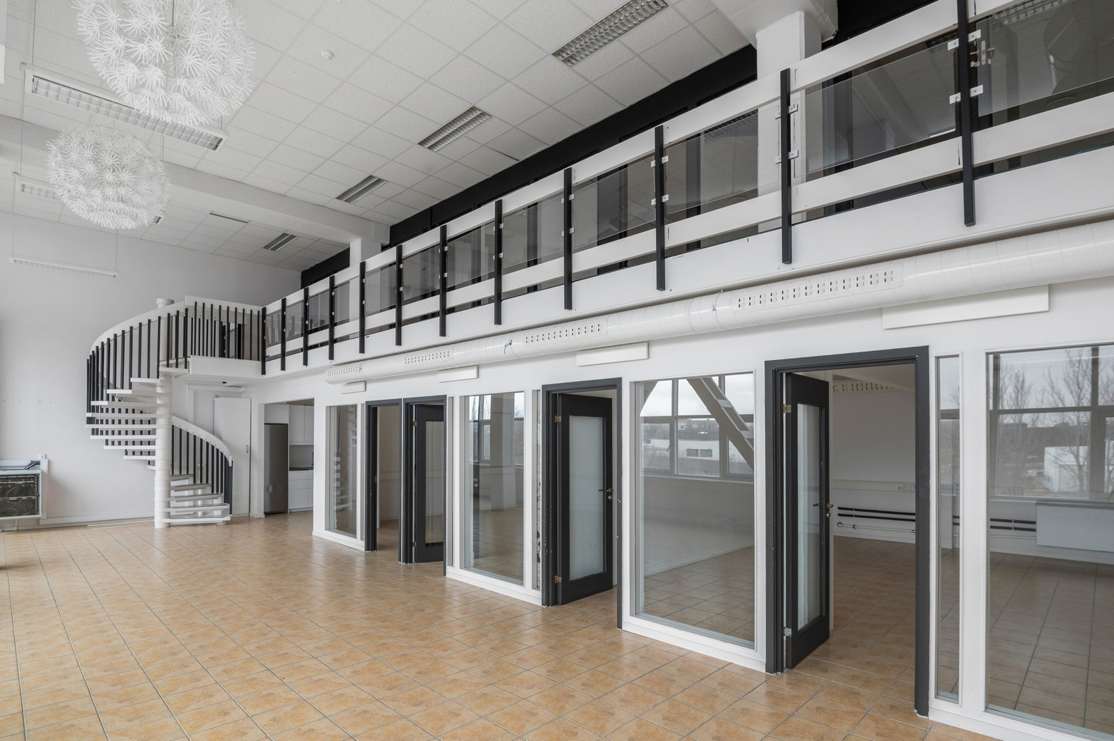 Cellekontorer på hovedplan og messanin Galleribilde